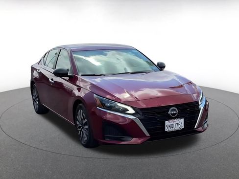 Used 2025 Nissan Altima 2.5 SV FWD image 3
