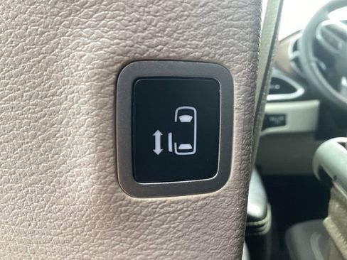 Used 2022 Chrysler Voyager LX image 15