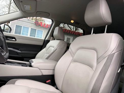 Used 2022 Nissan Pathfinder SL image 9
