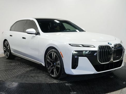 Used 2023 BMW 760i xDrive w/ Luxury Rear Seating Package AWD/4WD image 3