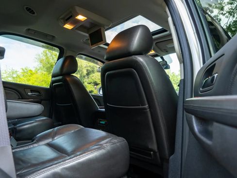 Used 2011 Cadillac Escalade Luxury AWD/4WD image 17