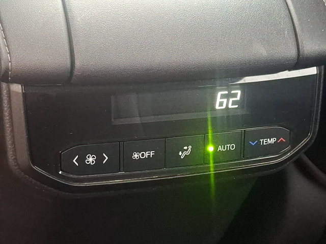 Used 2020 Toyota Highlander XLE AWD/4WD image 12