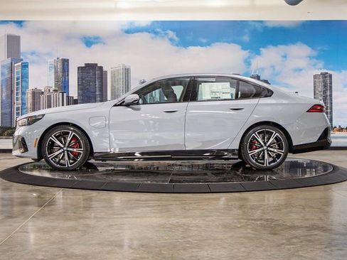 New 2026 BMW 550e xDrive w/ Executive Package image 6