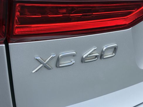 Used 2019 Volvo XC60 T5 Momentum w/ Multimedia Package AWD/4WD image 10