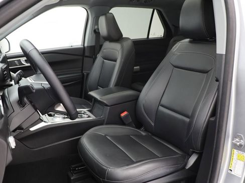 Used 2022 Ford Explorer XLT w/ Equipment Group 202A image 16