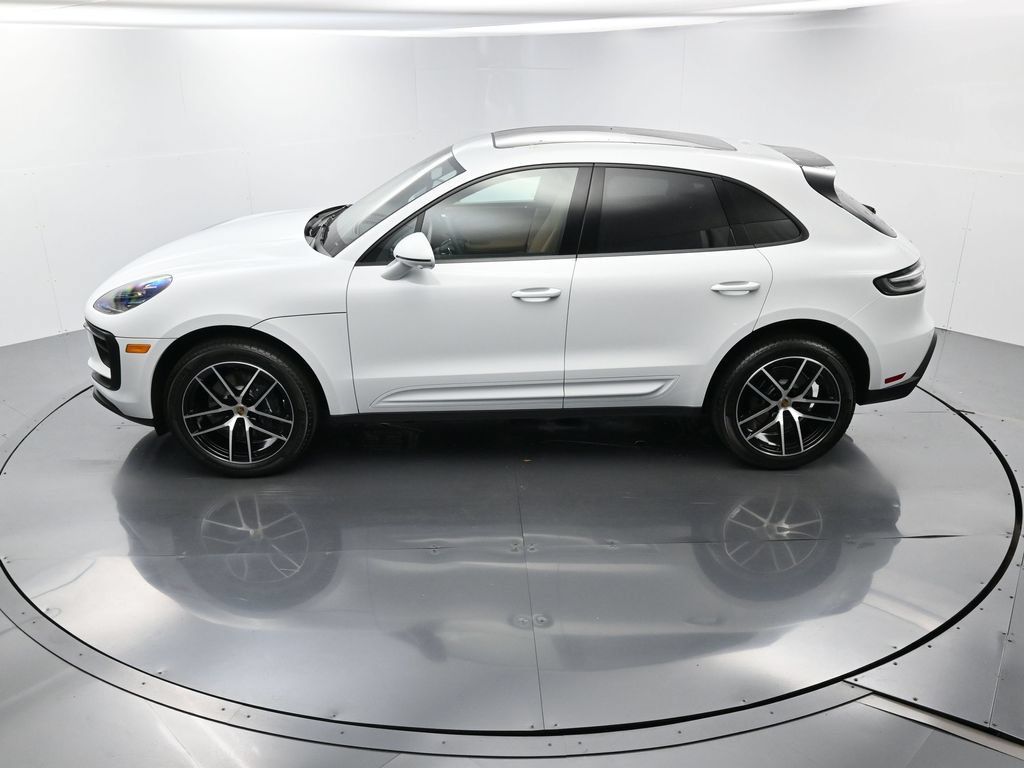 Certified 2025 Porsche Macan AWD/4WD image 30