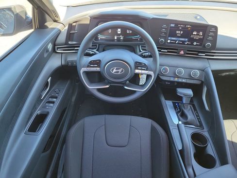 Used 2025 Hyundai Elantra SE FWD image 11