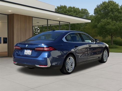 Used 2025 BMW 530i w/ Premium Package image 7