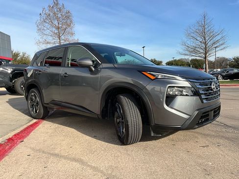 Used 2025 Nissan Rogue SV image 4