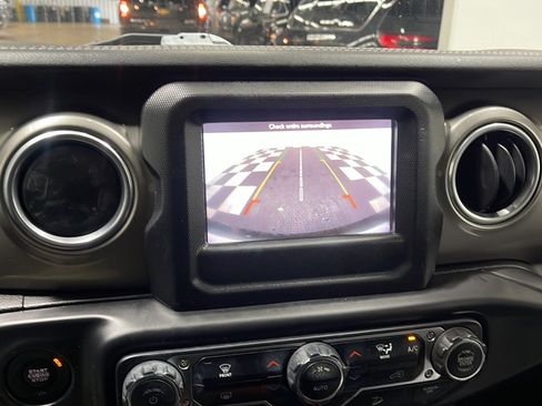 Used 2018 Jeep Wrangler Unlimited Sahara AWD/4WD image 9