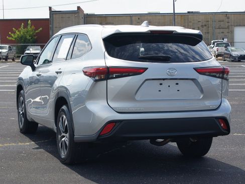 Used 2021 Toyota Highlander XLE FWD image 17