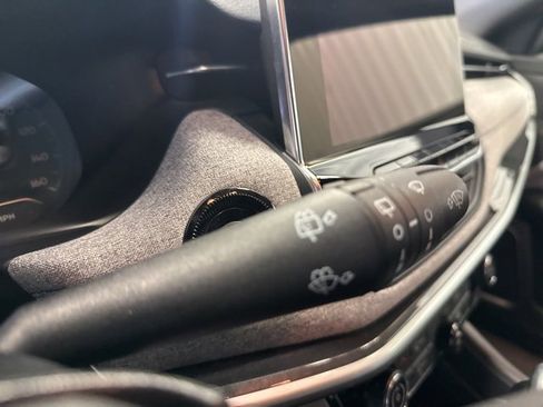 Used 2024 Jeep Compass Latitude image 32