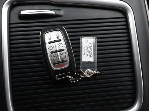 Used 2023 Chrysler Pacifica Touring-L FWD image 31
