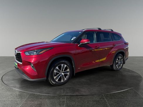 Used 2022 Toyota Highlander XLE AWD/4WD image 3