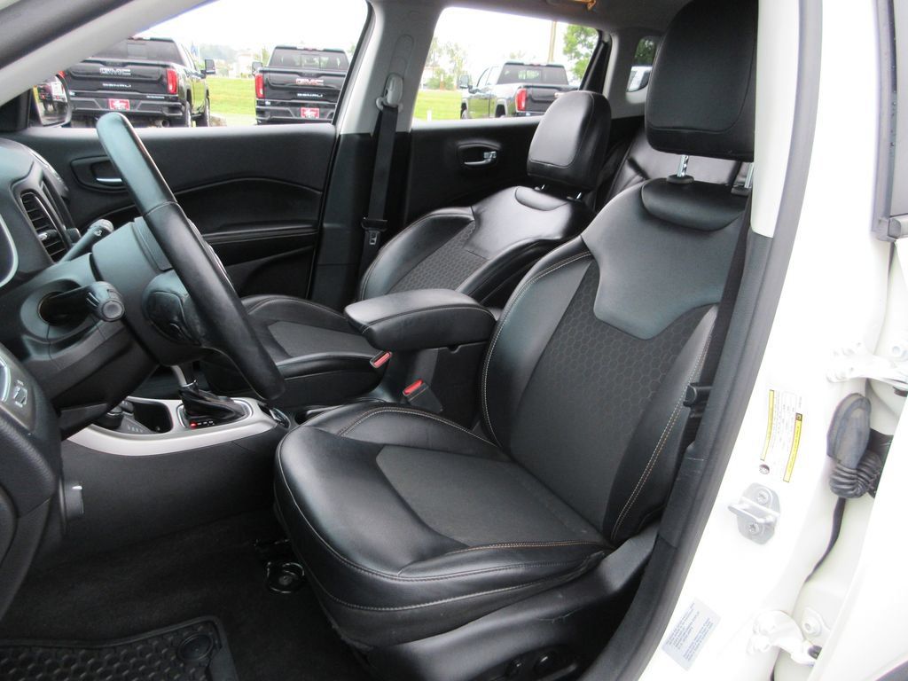 Used 2017 Jeep Compass Latitude w/ Cold Weather Group AWD/4WD image 17