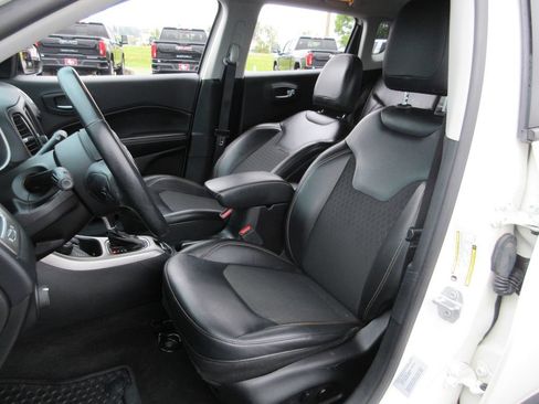 Used 2017 Jeep Compass Latitude w/ Cold Weather Group AWD/4WD image 17