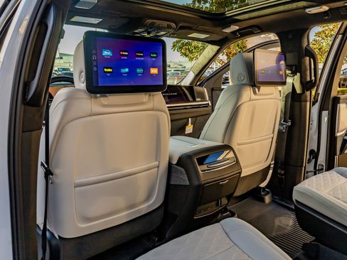 Used 2026 Cadillac Escalade Platinum Sport w/ LPO, ONYX Package image 33