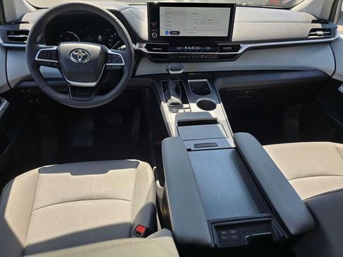 Certified 2026 Toyota Sienna XLE FWD image 20