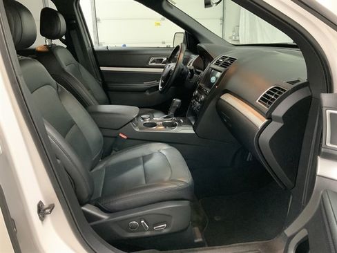 Used 2017 Ford Explorer XLT w/ Equipment Group 202A AWD/4WD image 20