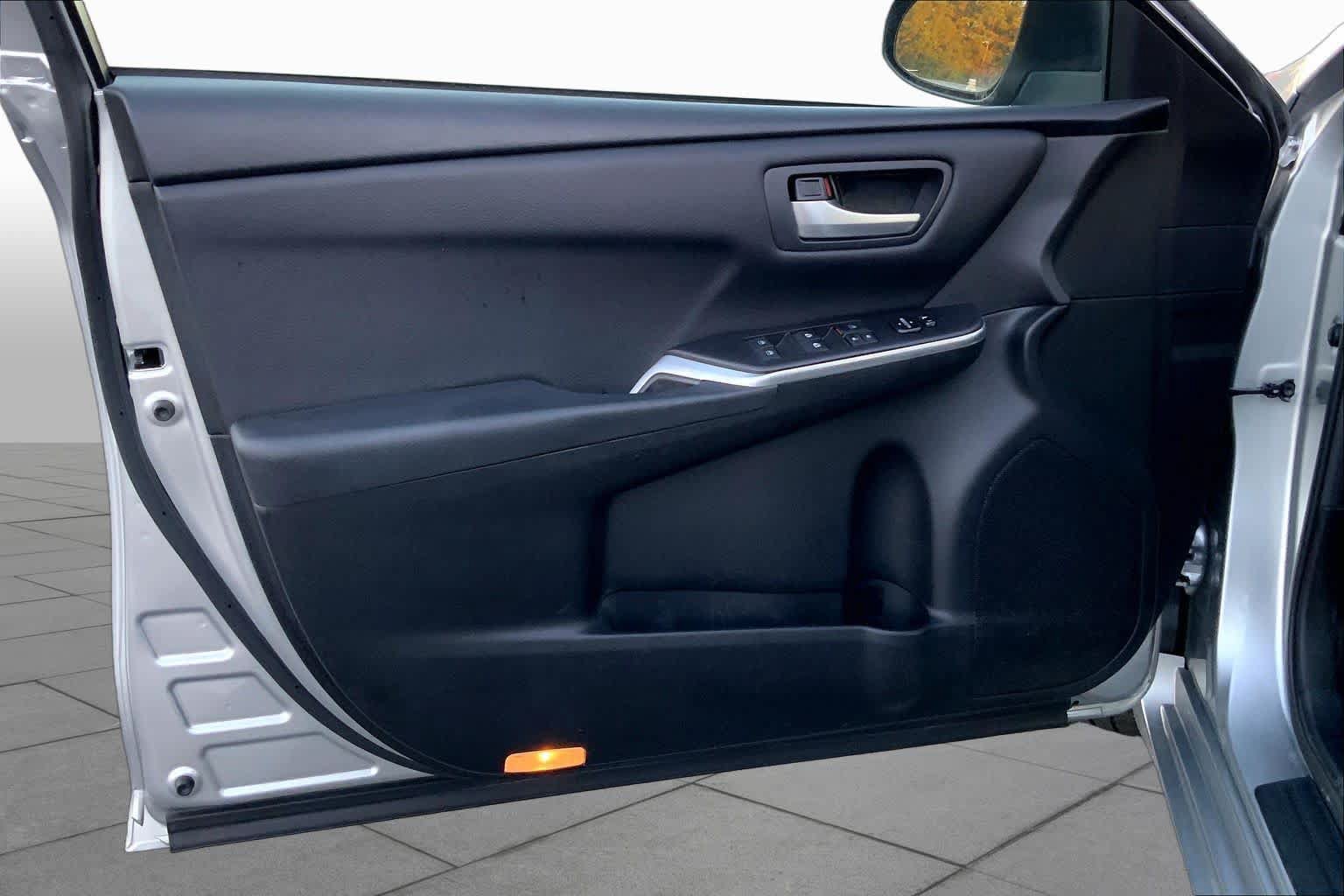 Used 2017 Toyota Camry SE w/ Moonroof Package FWD image 19