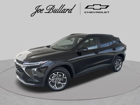 Used 2025 Chevrolet Trax LT FWD image 1