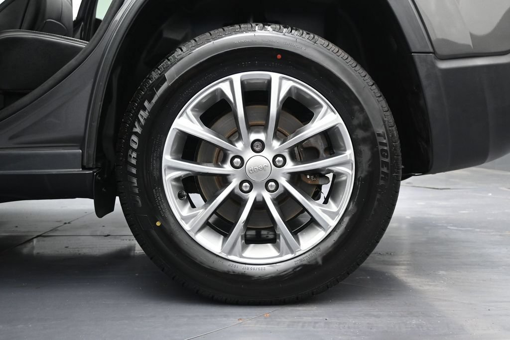 Used 2019 Jeep Cherokee Latitude Plus AWD/4WD image 14