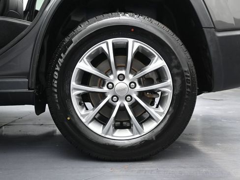 Used 2019 Jeep Cherokee Latitude Plus AWD/4WD image 14