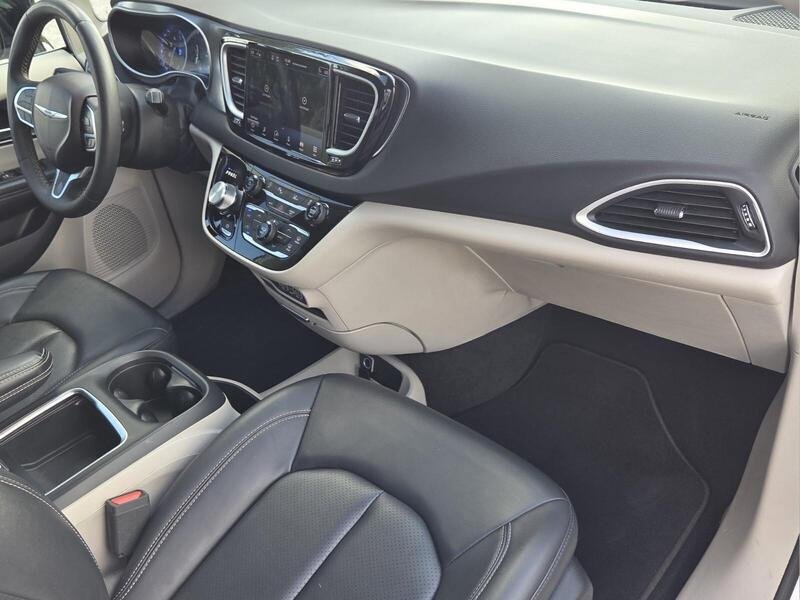Used 2024 Chrysler Pacifica Touring-L FWD image 21