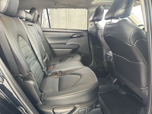 Used 2021 Toyota Highlander XLE image 15