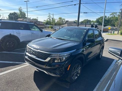 Used 2023 Kia Seltos LX AWD/4WD image 2