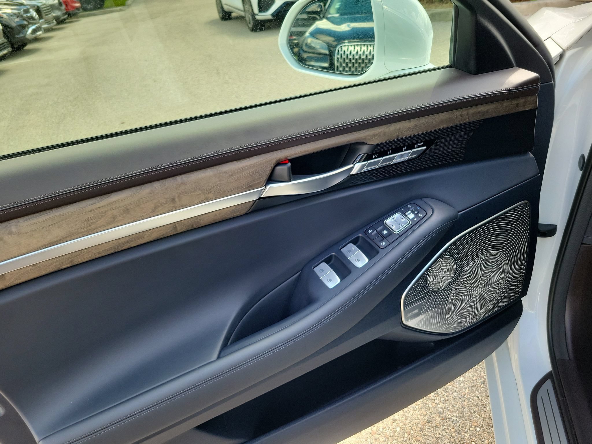 Used 2020 Genesis G90 3.3T Premium RWD image 20