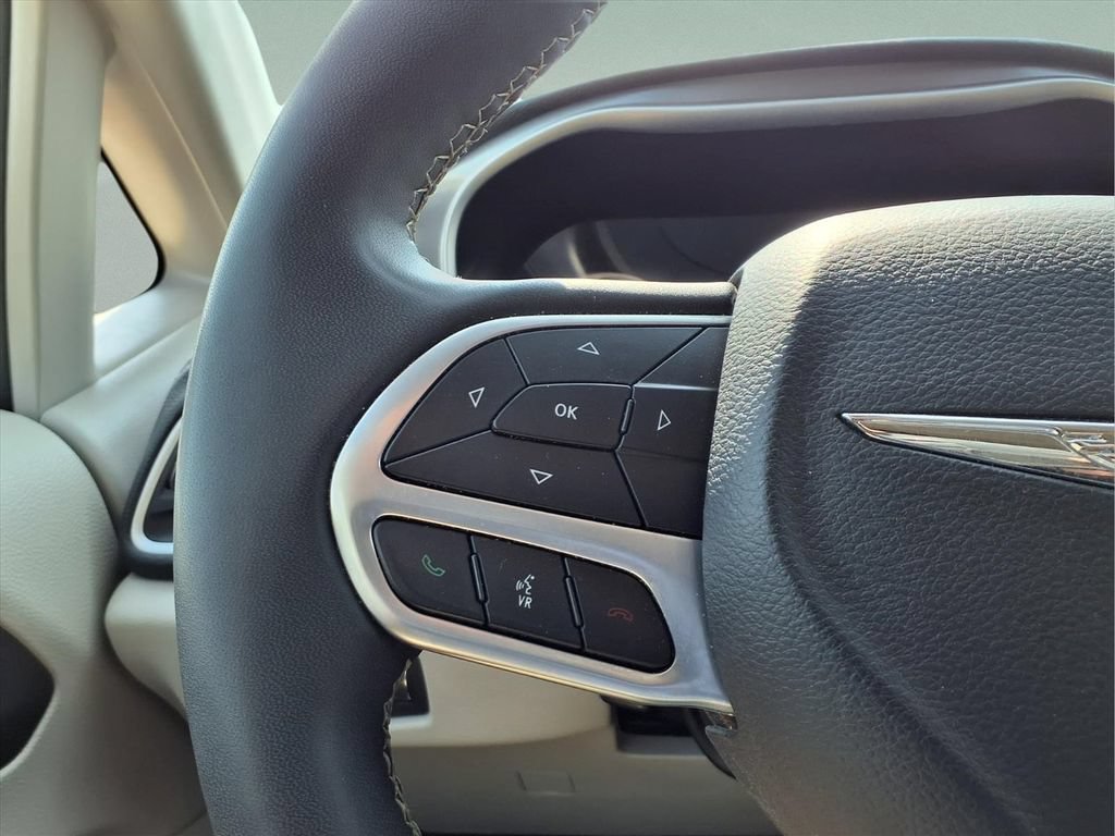Used 2023 Chrysler Pacifica Touring-L FWD image 15