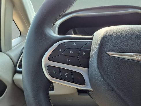 Used 2023 Chrysler Pacifica Touring-L FWD image 15