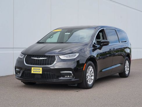 Used 2025 Chrysler Pacifica Select FWD image 7