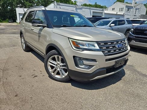 Used 2017 Ford Explorer XLT w/ Equipment Group 202A AWD/4WD image 6