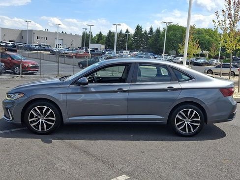 Used 2025 Volkswagen Jetta SE FWD image 5