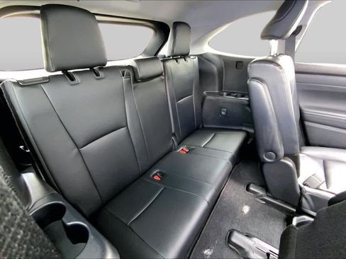 Used 2024 Toyota Highlander XLE AWD/4WD image 17
