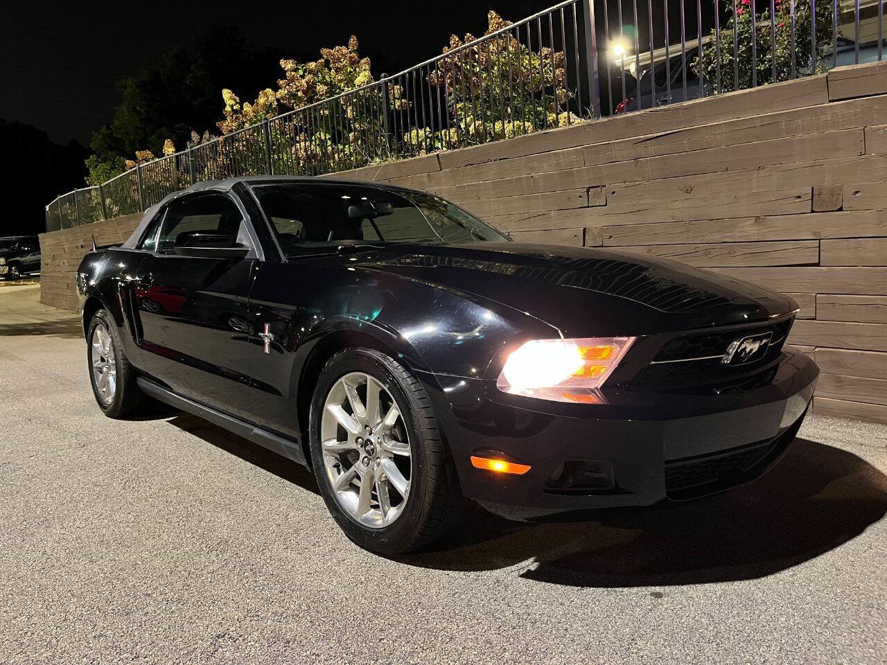 Used 2010 Ford Mustang Convertible RWD image 7
