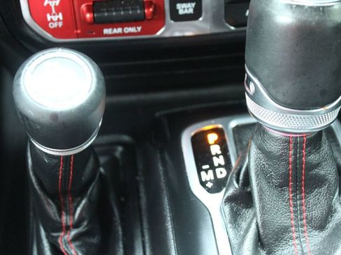 Used 2018 Jeep Wrangler Unlimited Rubicon AWD/4WD image 24