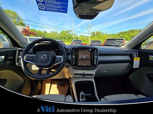 Used 2025 Volvo XC40 B5 Plus w/ Climate Package image 3