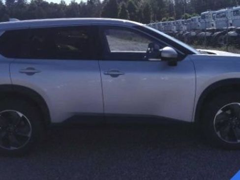 Used 2024 Nissan Rogue SV AWD/4WD image 3