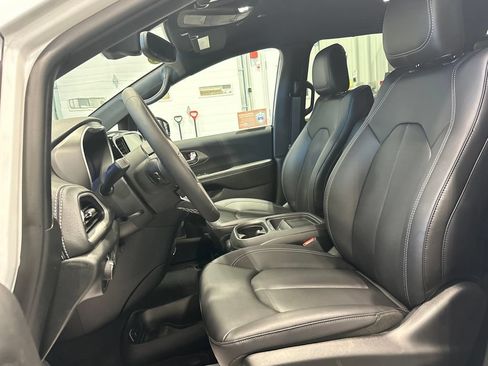 New 2027 Chrysler Pacifica Select FWD image 15
