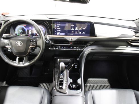 Used 2025 Toyota Crown Limited image 2