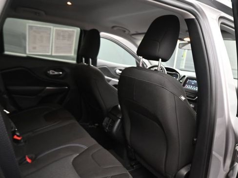 Used 2019 Jeep Cherokee Latitude w/ Popular Appearance Group AWD/4WD image 43