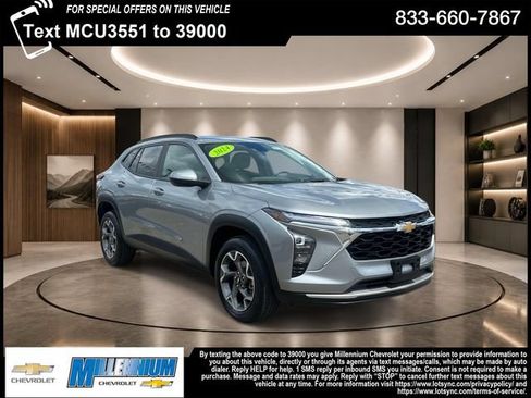 Used 2024 Chevrolet Trax LT w/ Driver Confidence Package FWD image 1