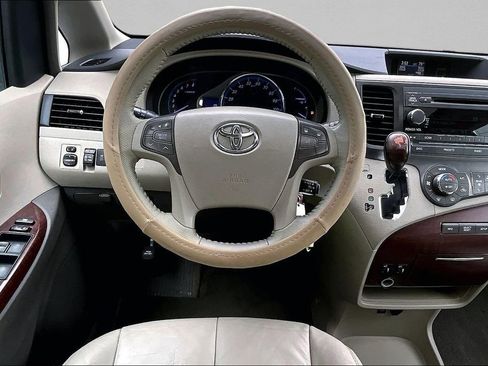 Used 2013 Toyota Sienna XLE FWD image 9