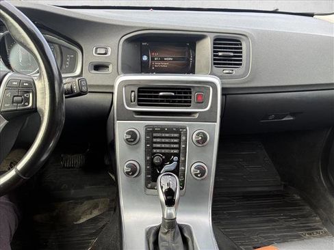 Used 2017 Volvo V60 T5 Cross Country w/ Convenience Package image 15