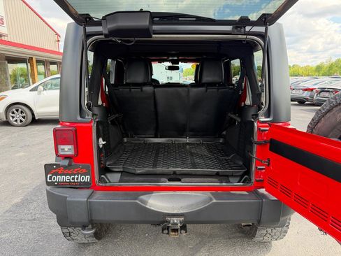 Used 2017 Jeep Wrangler Unlimited Rubicon w/ Connectivity Group AWD/4WD image 6