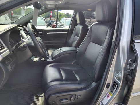 Used 2017 Toyota Highlander XLE AWD/4WD image 9