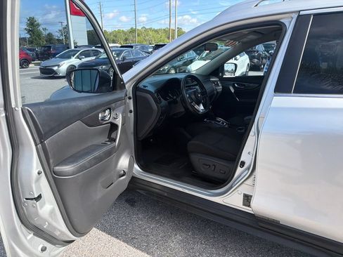 Used 2018 Nissan Rogue SV w/ Premium Package FWD image 17